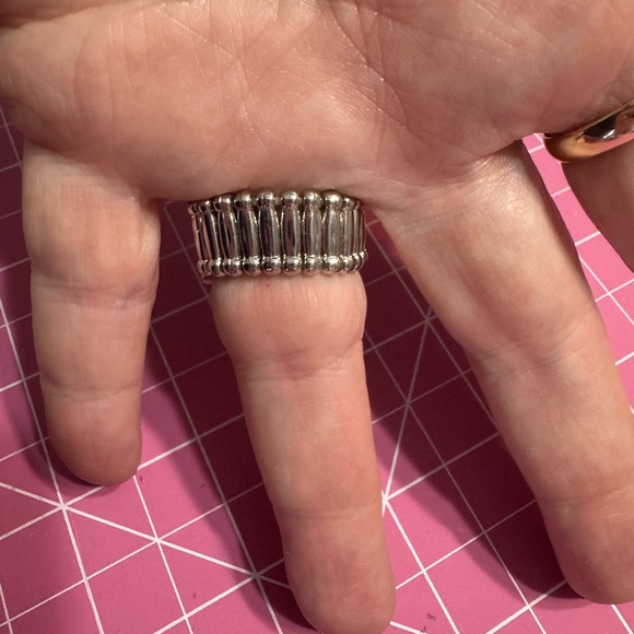 ❤️NWT BOUTIQUE SILVER TONE FILIGREE STRETCH RING - Picture 4 of 5